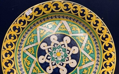 A 20TH CENTURY CONTINENTAL MAJOLICA CHARGER