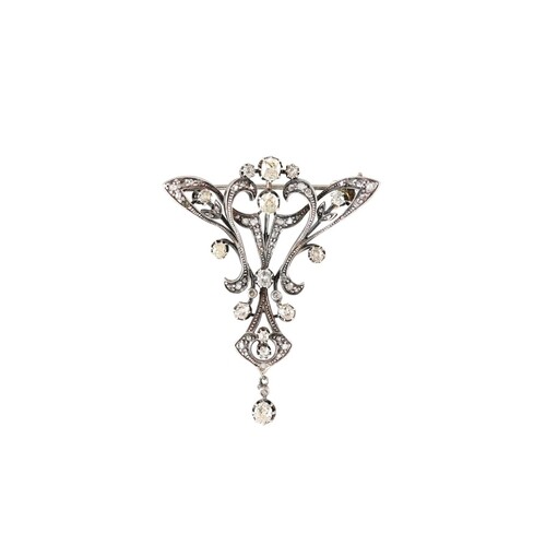 A BELLE EPOQUE DIAMOND BROOCH, the tapered openwork plaque s...