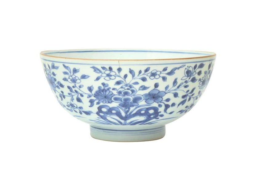 A CHINESE BLUE AND WHITE 'BLOSSOMS' BOWL 清康熙 青花花卉紋盌