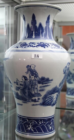 A CHINESE BLUE AND WHITE EXPORT VASE