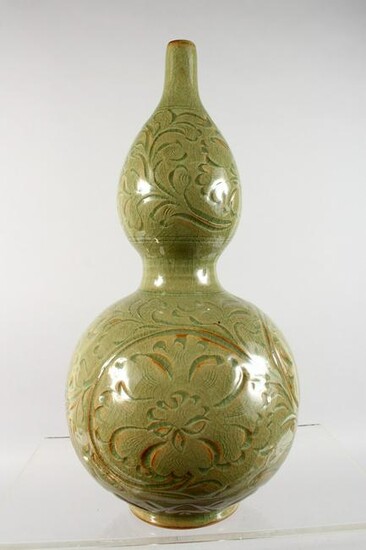 A CHINESE GREEN CELADON DOUBLE GOURD VASE, with incised