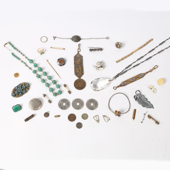 A COLLECTION OF COSTUME JEWELLERY.