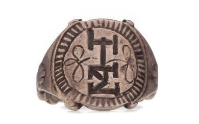 A COMMEMORATIVE SILVER DARNLEY MARY QUEEN OF SCOTS RING