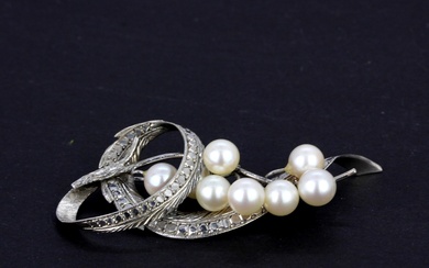 A Chinese hallmarked 18ct white gold brooch set with cultured pearls, L. 7cm.