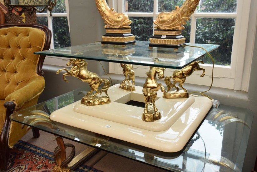 A DECORATIVE GLASS TOPPED COFFEE TABLE WITH GOLD EFFECT HORSES (40H X 81W X 81D CM)