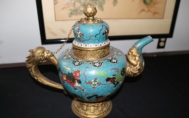 A FINE 20TH CENTURY CHINESE CLOISONNE EWER WITH DRAGONS