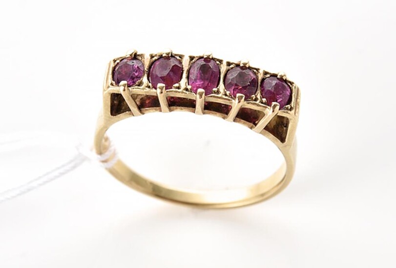 A FIVE STONE RUBY RING IN 9CT GOLD, SIZE T, 4GMS