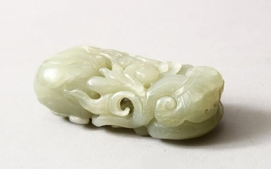 A GOOD QUALITY CHINESE CARVED JADE / HARD STONE FIGURE