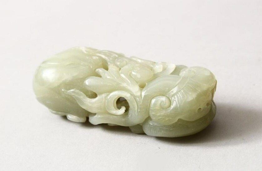 A GOOD QUALITY CHINESE CARVED JADE / HARD STONE FIGURE