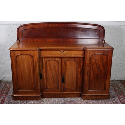 A GOOD VICTORIAN MAHOGANY SIDEBOARD of inverted breakfront o...
