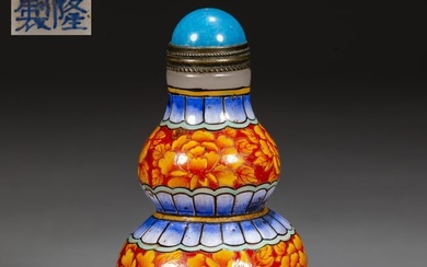 A GOURD-SHAPED GLASS SNUFF BOTTLE.