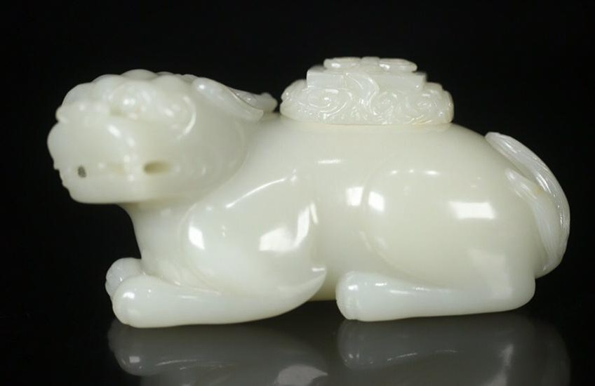 A HETIAN JADE HOLLOW OUT QILIN CARVED ORNAMENT