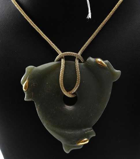 A LARGE JADE PLAQUE PENDANT WITH GOLD DETAIL, SUSPENDED ON A LONG SILVER GILT FOXLINK CHAIN