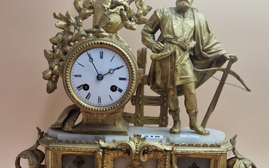 A LATE 19th C. GILT SPELTER AND WHITE ONYX CASED MANTEL CLOCK AND WOOD STAND, THE ENAMEL DIAL