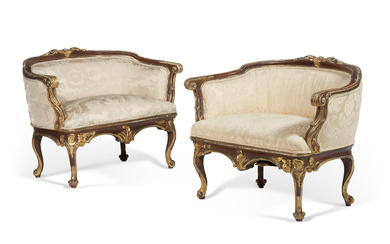 A PAIR OF PARCEL GILT CARVED OAK MARQUISES 20TH CENTURY
