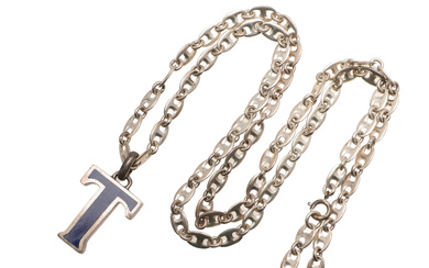 A SILVER AND ENAMEL INITIAL 'T' PENDANT BY GUCCI.