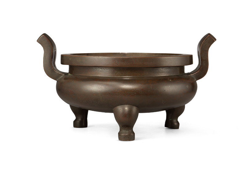 A SILVER-INLAID BRONZE TWO-HANDLED TRIPOD CENSER, LATE MING-EARLY QING DYNASTY, 17TH CENTURY