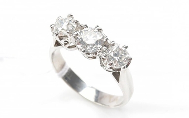 A THREE STONE DIAMOND RING TOTALLING 1.77CTS IN 18CT WHITE GOLD, RING SIZE M-N, 4.4GMS