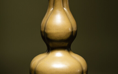 A Teadust Glazed Porcelain Triple-Neck Gourd Vase
