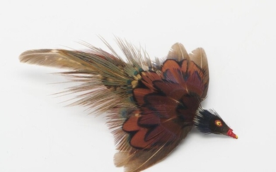 A VINTAGE SCOTTISH BROOCH WITH NATURAL FEATHERS FEATURING A FLYING PHEASANT, BOXED, TOTAL LENGTH 85MM