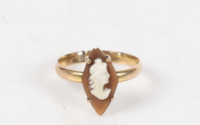 A VINTAGE YELLOW METAL CAMEO RING.