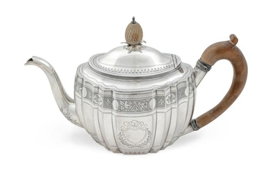 A Victorian Silver Teapot Height 7 1/2 x length over