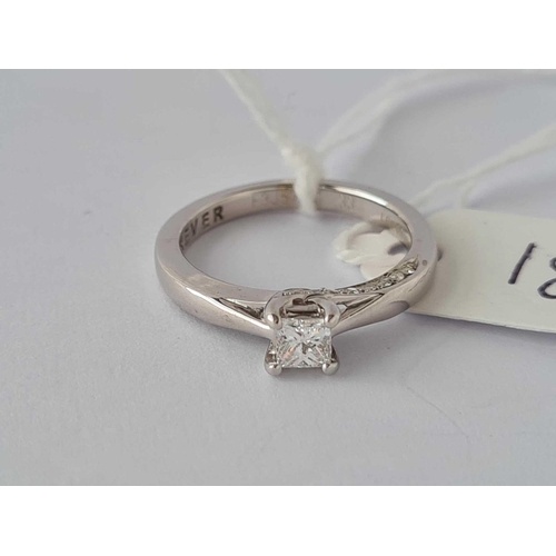 A WHITE GOLD PRINCESS CUT SOLITAIRE DIAMOND RING 18CT GOLD S...