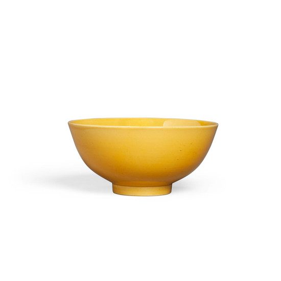 A fine yellow glazed porcelain bowl