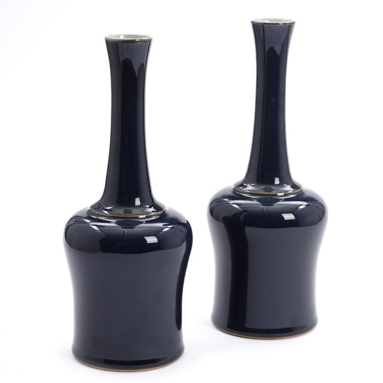 A pair of Chinese dark blue glazed porcelain bottle vases. Marked Kangxi. 20th century. H. 29 cm. (2)