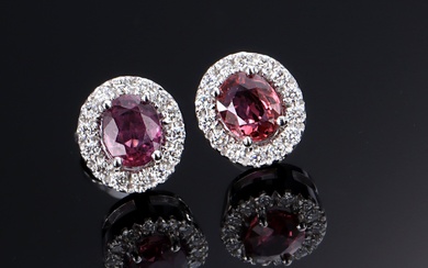 A pair of rosette earrings in 18 kt. white gold with rubies and diamonds (2)