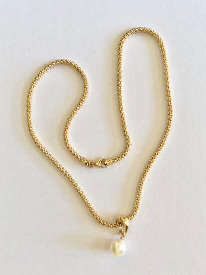 A yellow gold necklace 750 thousandths length 41.5 cm and a gold pendant and cultured pearl, gross weight 12.4 g.