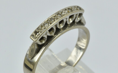 AN 18ct WHITE GOLD AND DIAMOND RING