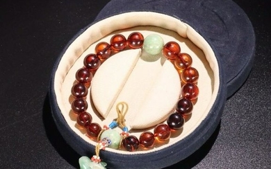 AN AMBER BRACELET WITH 18 BEADS