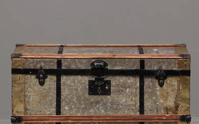 AN EARLY 20TH CENTURY AMERICAN COFFER.