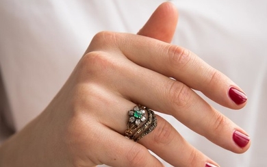 ANNEES 1900 BAGUE MARGUERITE DIAMANTS An emerald, diamond and gold ring, circa 1900.