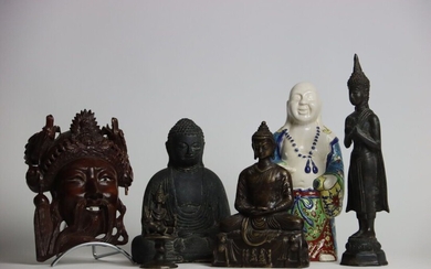 ASIE. Réunion de Bouddhas assis et en prière, sur un socle orné de deux animaux...