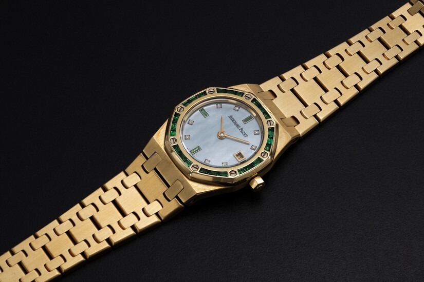 AUDEMARS PIGUET, A LADIES GOLD ROYAL OAK WITH MOTHER OF PEARL DIAL WITH EMERALD BEZEL
