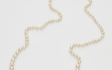An Art Déco pearl necklace with a 14k gold and diamond clasp.