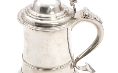 An English George III silver tankard, smooth body with profiled lid. Maker Samuel Whitford I, London, 1762. Weight app. 685 gr. H. 18 cm.