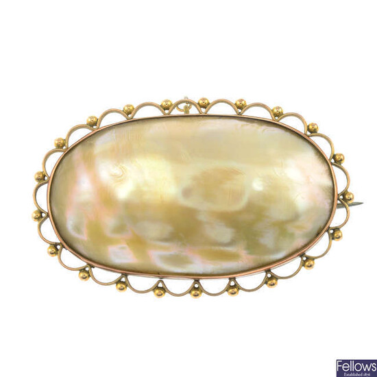 An early 20th century 9ct gold mother-of-pearl brooch.