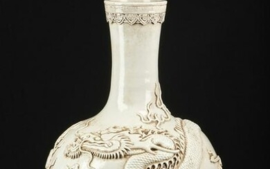 Arte Cinese A large white porcelain vase with applied