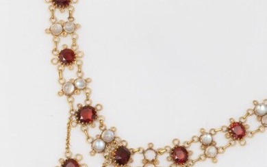 Articulated necklace in yellow gold, adorned with faceted garnets and moonstone cabochon. Early 20th century work. Length: 35cm. Weight: 36g. (one moonstone is missing)