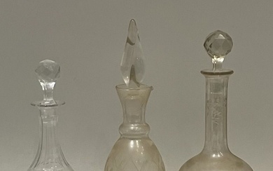 BACCARAT (Dans le gout de) Ensemble de trois carafes en cristal à décor de fleurs...