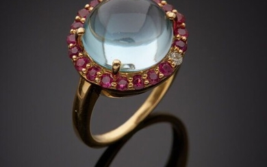BAGUE circulaire en vermeil (925‰) serti d'une topaze cabochon, entourée de rubis et un diamant...