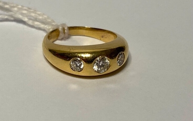BAGUE jonc en or jaune 18K (750 millièmes) ornée de trois diamants taillés en brillant...