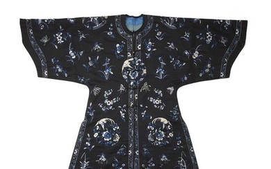 BLACK-GROUND SILK EMBROIDERED LADY'S OVERCOAT LATE QING DYNASTY-REPUBLIC PERIOD, 19TH-20TH CENTURY