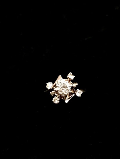 Bague en or gris 18K (750°/00) au chaton serti de cinq diamants ronds taillés en...