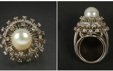 Bague en platine sertie d’une perle et de diamants taille 8/8 pour un total de +/-0.40 carat. Doigt (Métrique): 52. Poids total: +/-16.9gr.
