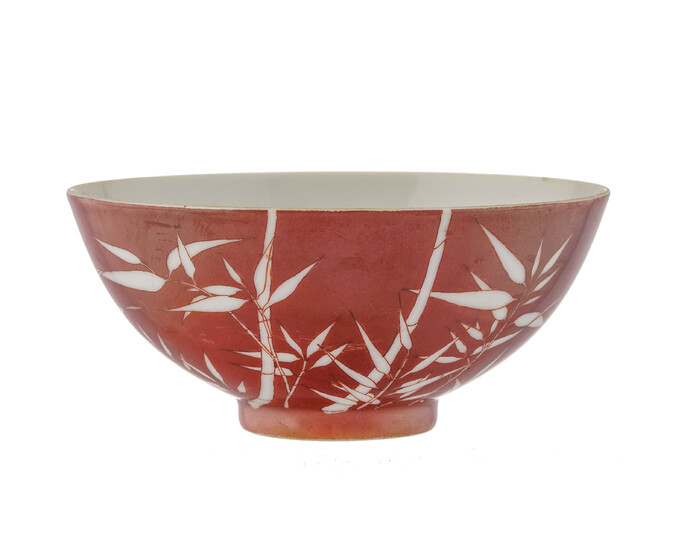 Bol en porcelaine, Chine, XXe s., décor de bambous sur fond rouge, marque Guangxu, diam. 12 cm