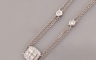 Bracelet formé de deux chaînes d' or gris, 750 MM, liées et centrées de diamants...